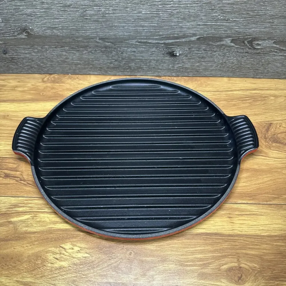 Le Creuset Round Cast Bistro Burgandy Pizza Grill W/ Handles #32